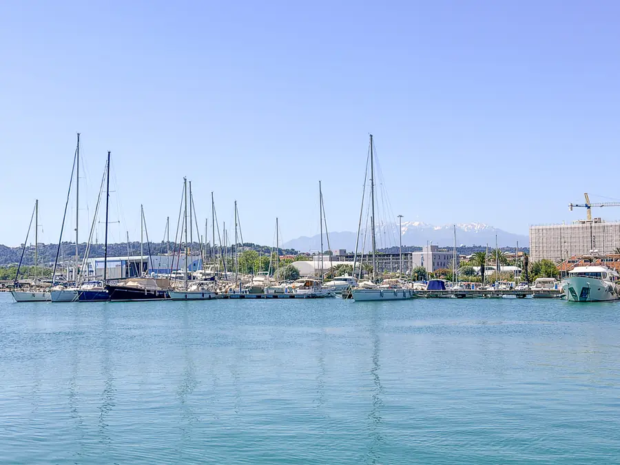 Barche a vela nel porto turistico di Pescara con le montagne innevate sullo sfondo