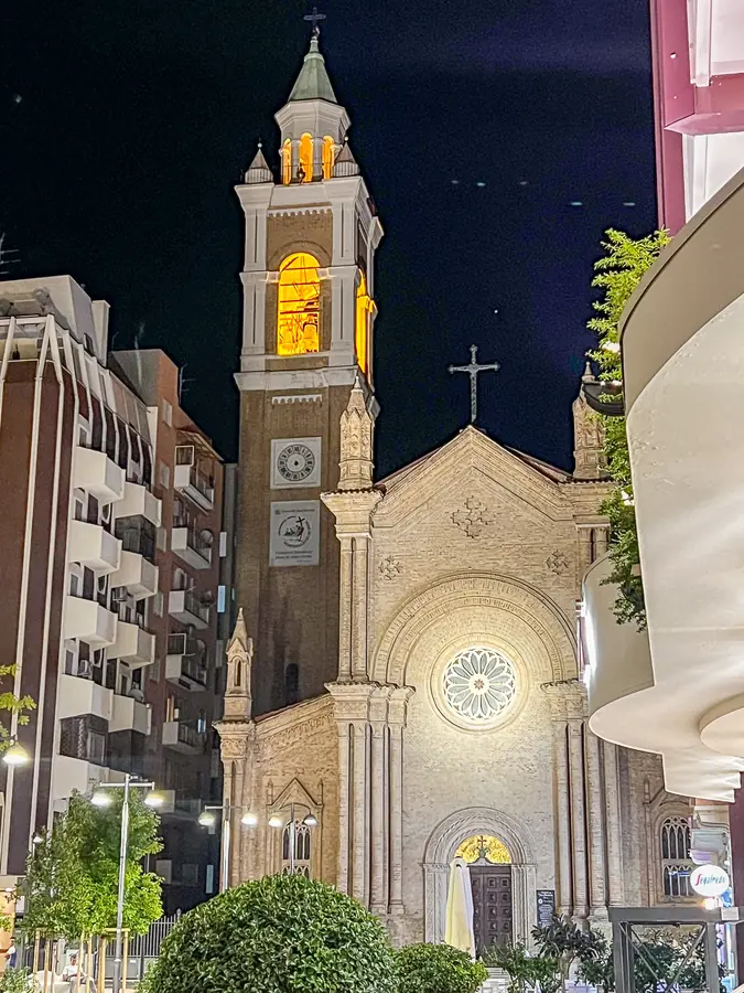 La facciata illuminata della chiesa del Sacro Cuore di notte